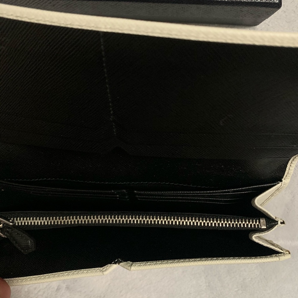 Prada Wallet - Picture 4 of 8